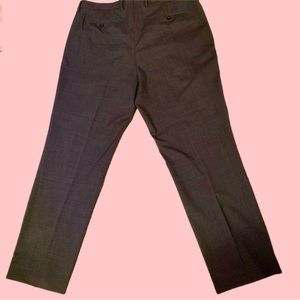 Dress pants. Gabardine Wool. Relaxed Fit. Hook and button closing. Slim Fit.